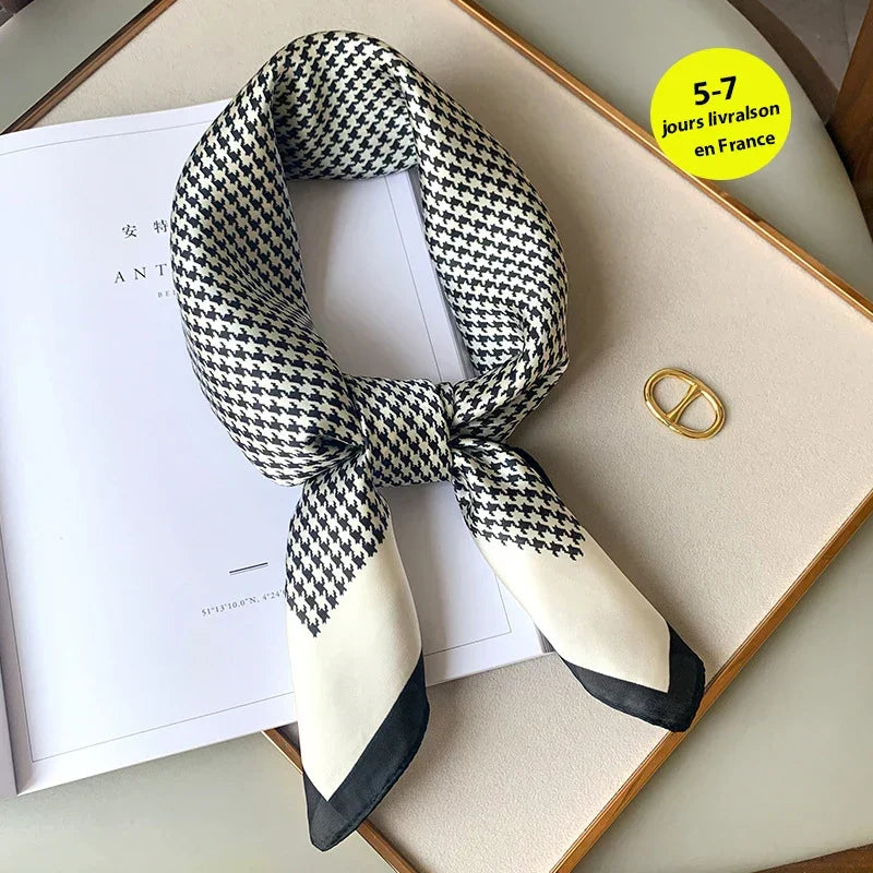 Rutig damscarf, mångsidig accessoar för att skapa en personlig och modern stil.