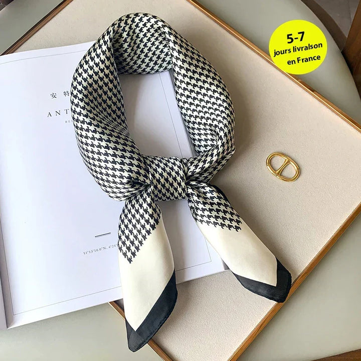 Rutig damscarf, mångsidig accessoar för att skapa en personlig och modern stil.
