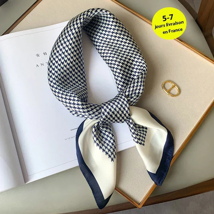 Stilren rutig damhalsduk, en tidlös accessoar som kompletterar din garderob.