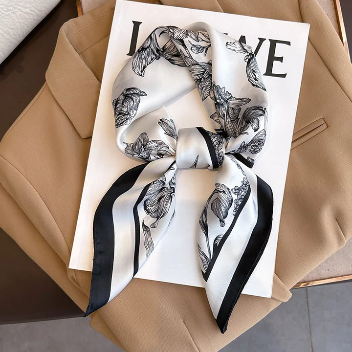 Rutig damscarf, en mångsidig och elegant accessoar som hårband för en chic stil.