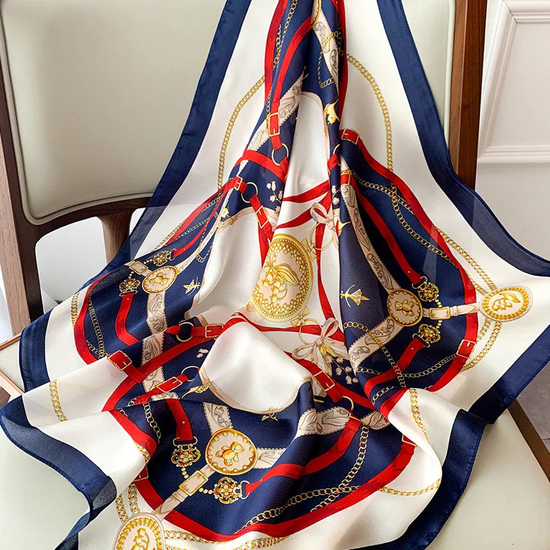 Elegant rutig damscarf, mångsidig för mode och stil. Ett måste i damgarderoben.