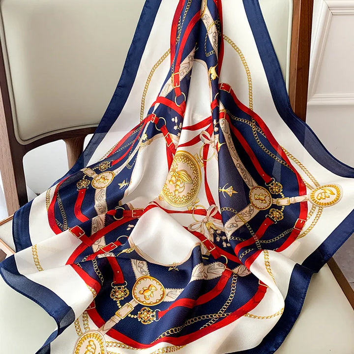 Elegant rutig damscarf, mångsidig för mode och stil. Ett måste i damgarderoben.
