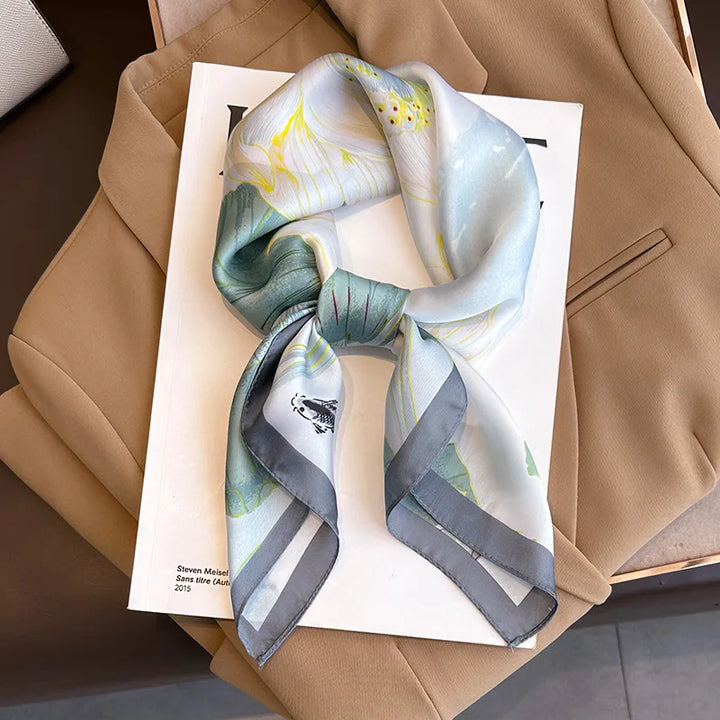 Rutig damscarf, perfekt som mångsidig accessoar för både hår och hals.