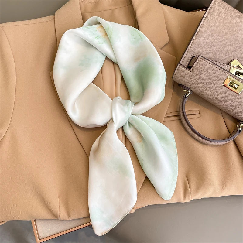 Rutig damscarf, en tidlös accessoar som kan användas som elegant hårband.