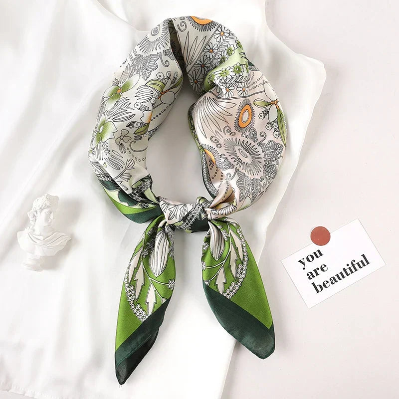 Rutig damhalsduk, perfekt som en elegant accessoar för kontoret eller fritiden.