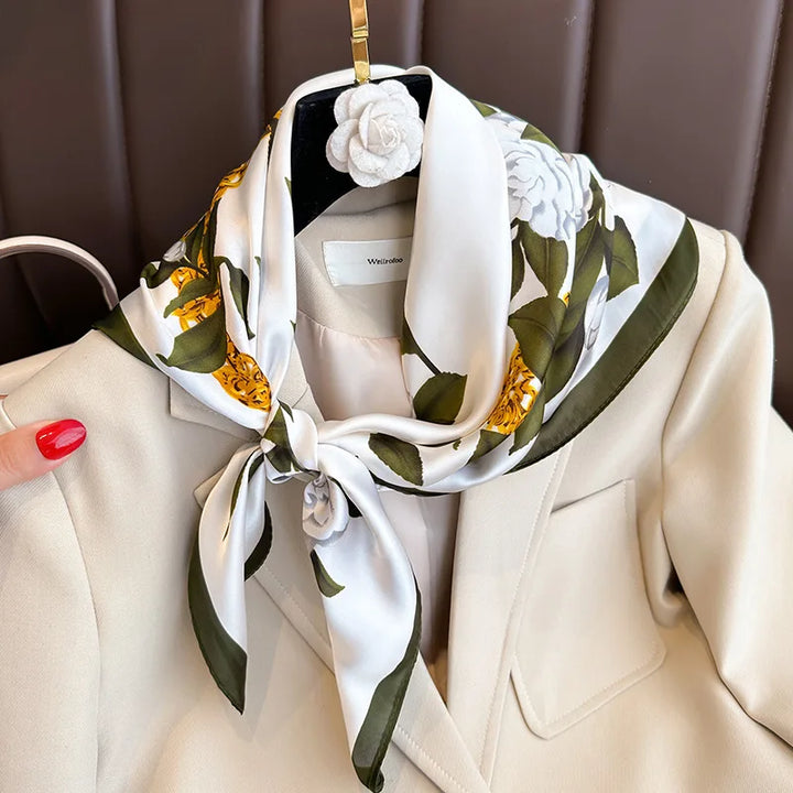 Rutig damscarf, stilfull accessoar för att lägga till ett elegant inslag i din outfit.