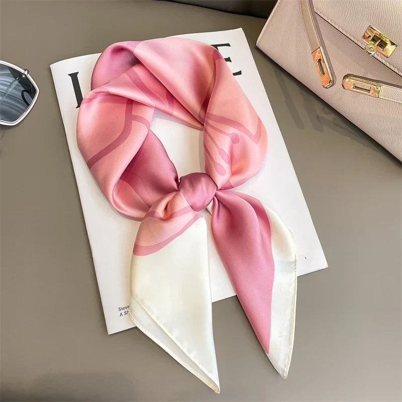 Elegant rutig damscarf, en tidlös accessoar som ger en sofistikerad touch.