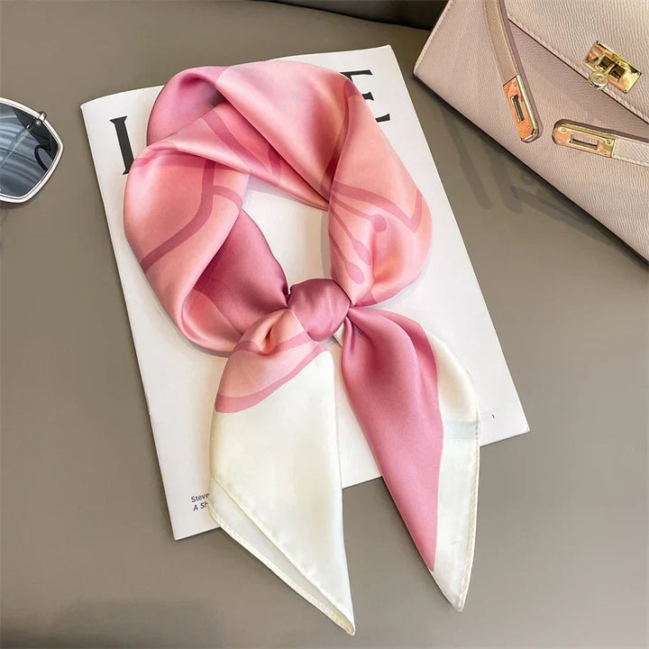 Elegant rutig damscarf, en tidlös accessoar som ger en sofistikerad touch.