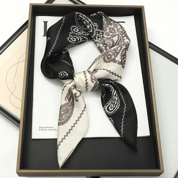 Rutig damscarf, mångsidig accessoar för mode, kan knytas elegant runt halsen.