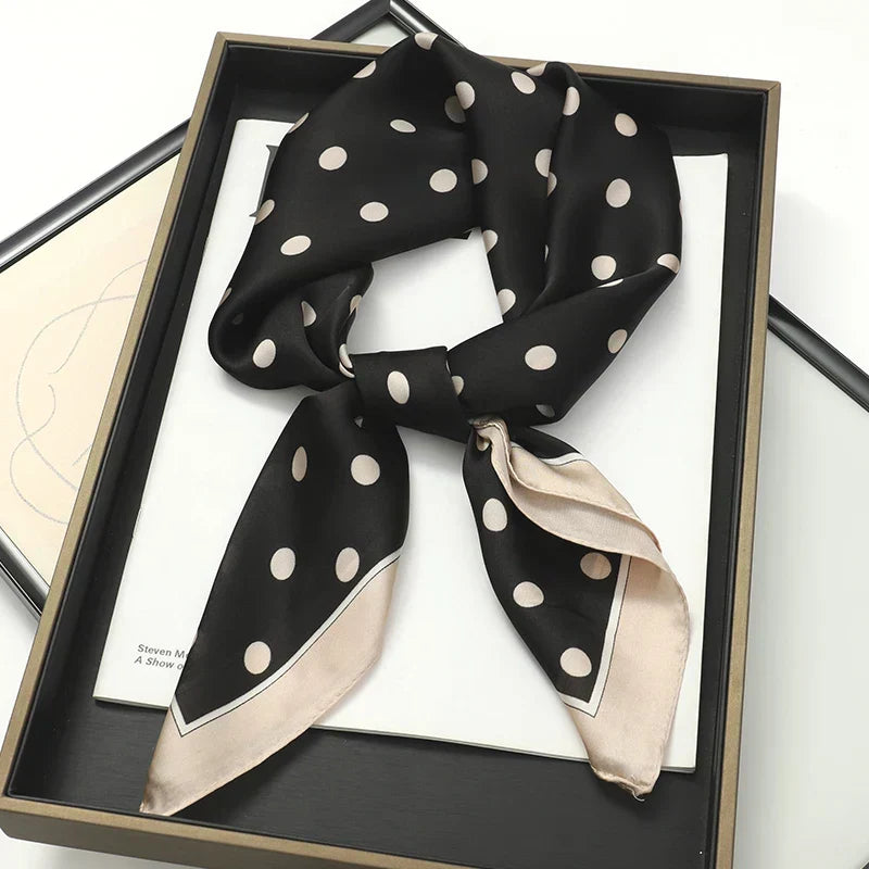 Elegant modeaccessoar: Rutig damscarf som passar till formella och vardagliga tillfällen.