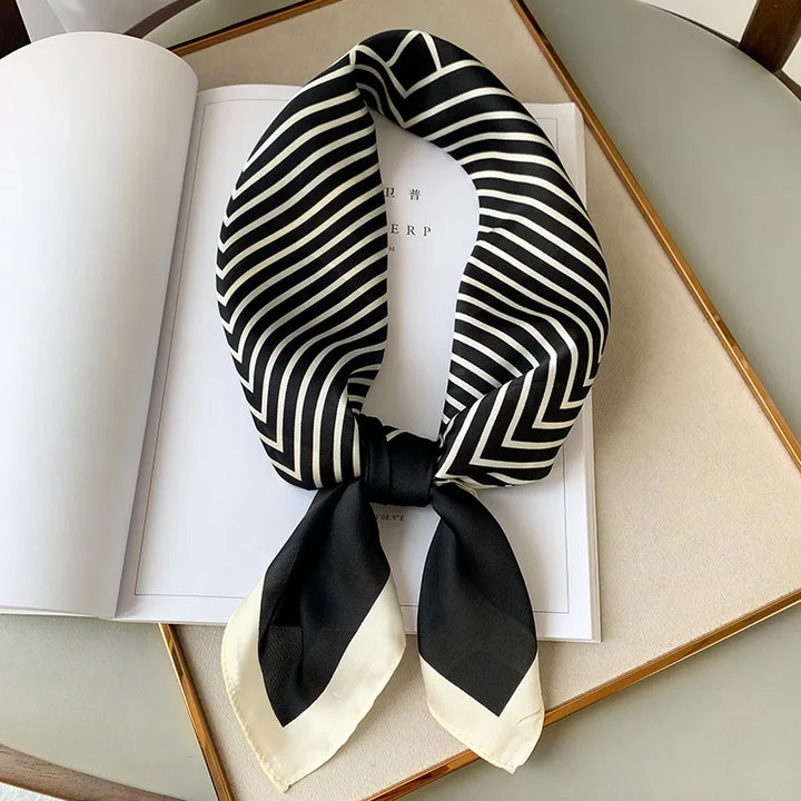 Elegant dam accessoar: rutig scarf som kan stylas som en chic hårband eller halsduk.