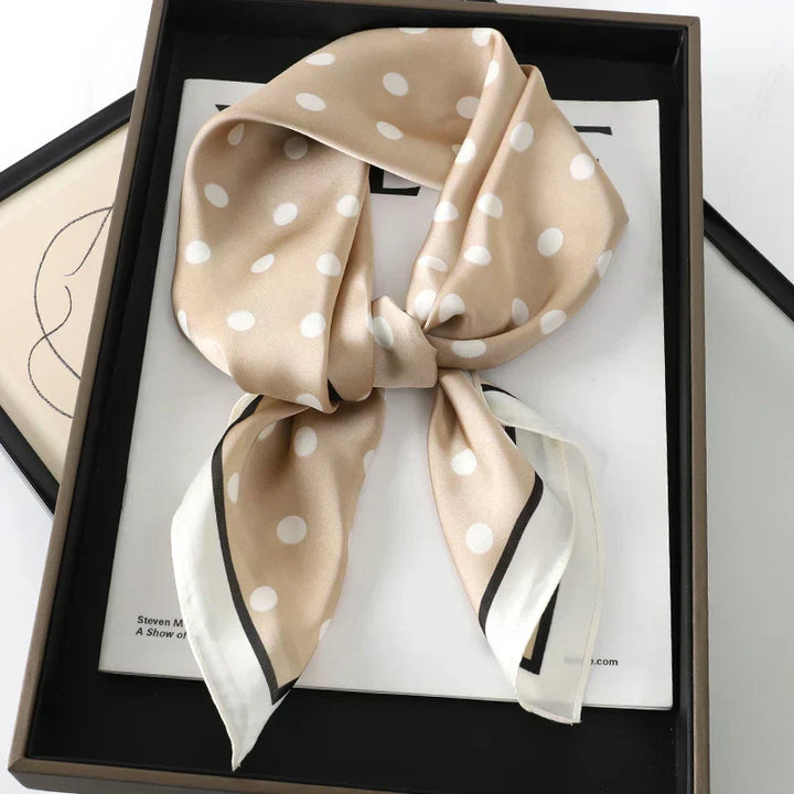 Lättviktig rutig damhalsduk, elegant accessoar för att hålla sig varm med stil.