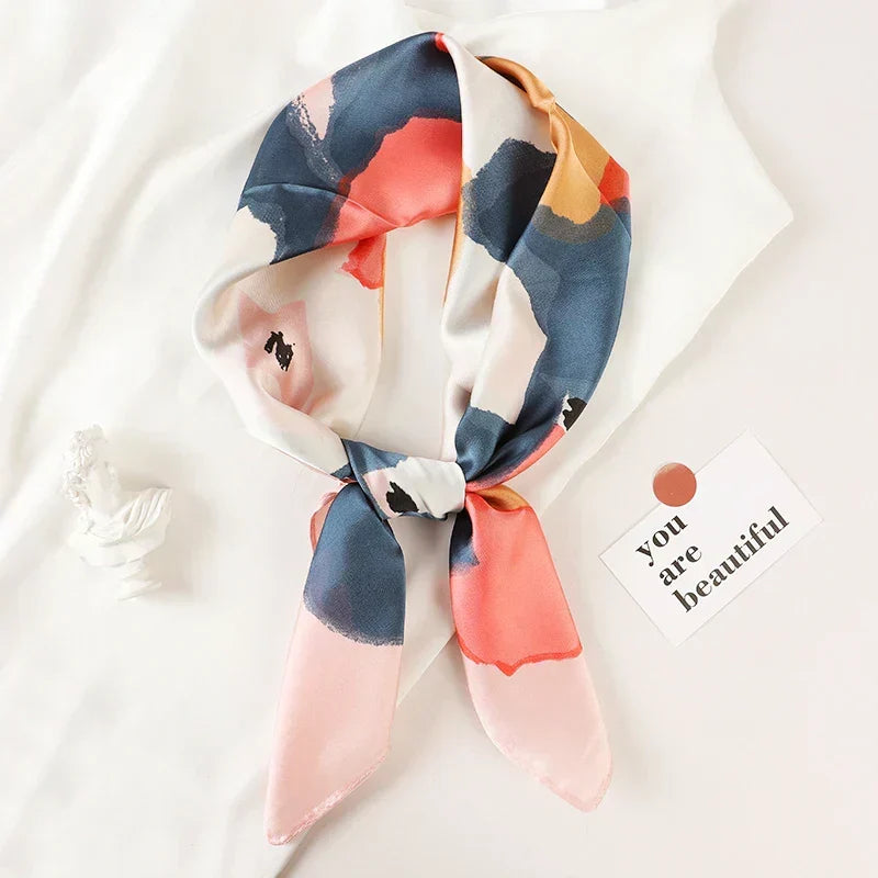 Elegant rutig damscarf, en klassisk accessoar som ger ett polerat intryck.
