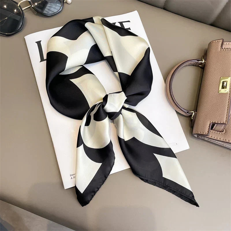 Damscarf med rutigt mönster, stilfull accessoar som elegant kompletterar din outfit.