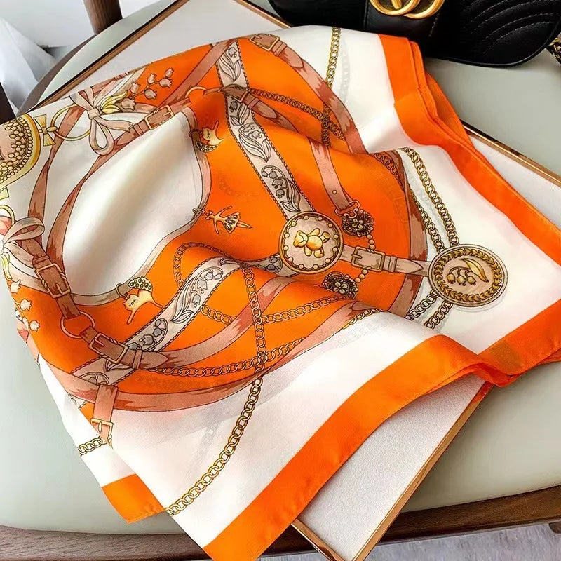 Lättviktig och elegant rutig damscarf, mångsidig accessoar för varje säsong.