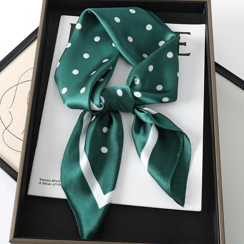 Elegant rutig damscarf, en mångsidig modeaccessoar som ger ett lyxigt intryck.