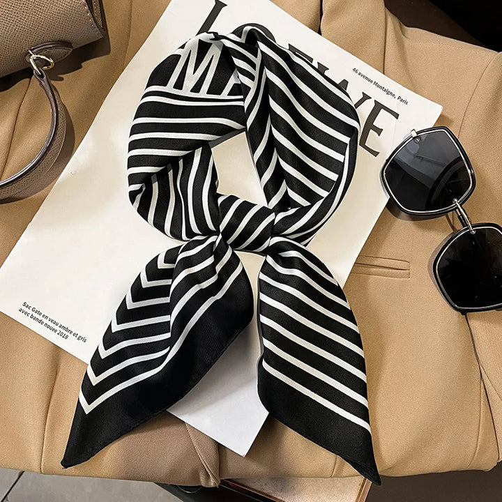 Rutig damscarf med tidlös design, en lättviktig accessoar som lyfter din stil.