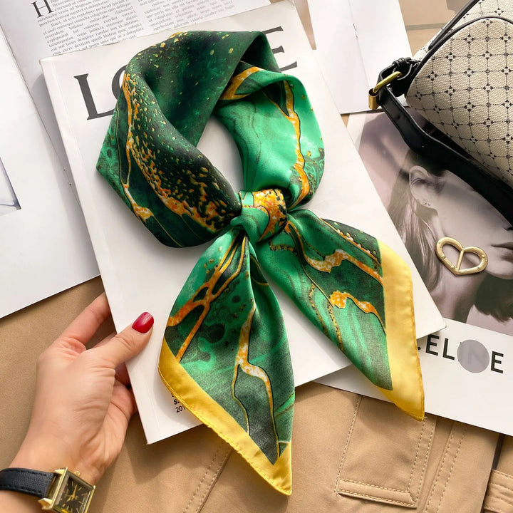 Rutig damhalsduk, elegant accessoar som kan bäras som en subtil färgklick.