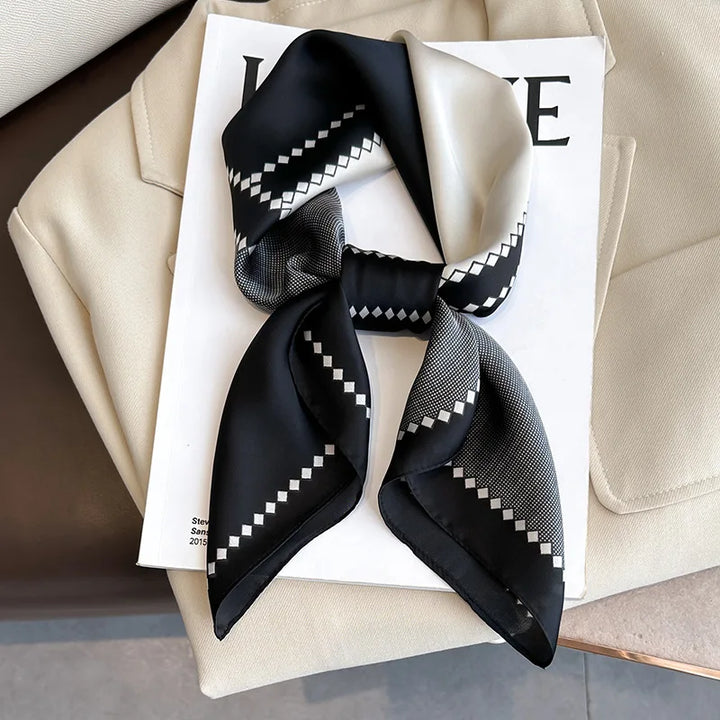 Lättviktig elegant rutig damscarf, en mångsidig accessoar för den moderna kvinnan.