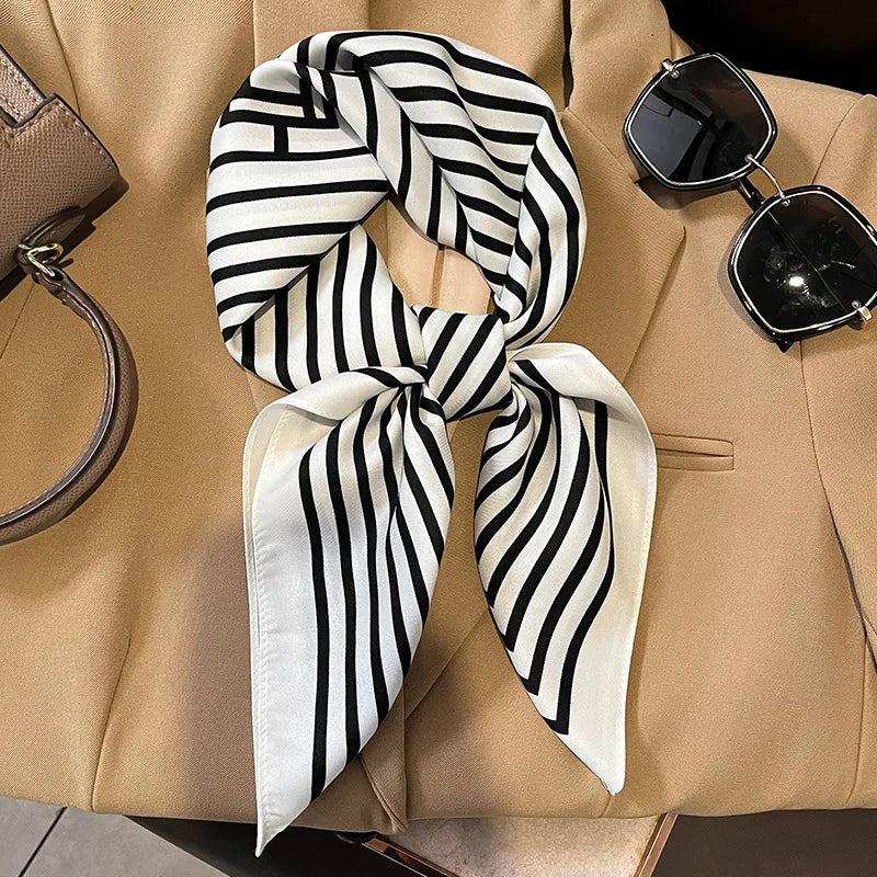 Elegant rutig damscarf, mångsidig modeaccessoar för en stilfull look. Kan bäras som halsduk eller hårband.