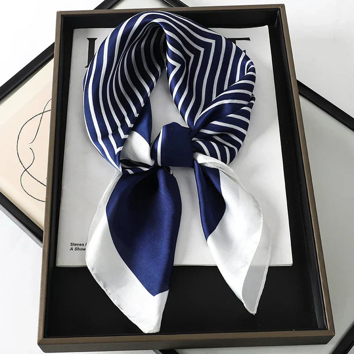 Damscarf i rutigt mönster, en mångsidig och lättviktig accessoar för modeälskaren.