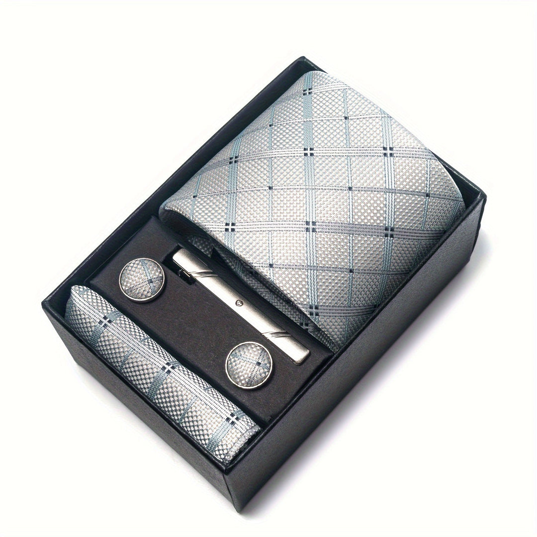 Elegant rutigt slipsset med slips, näsduk, manschettknappar, slipsnål i presentask för herrar.