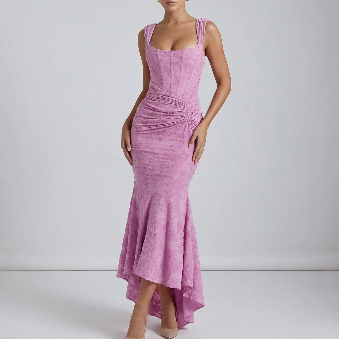Olivia, en rosa rynkad off-shoulder festklänning med elegant snitt. Perfekt för speciella evenemang.