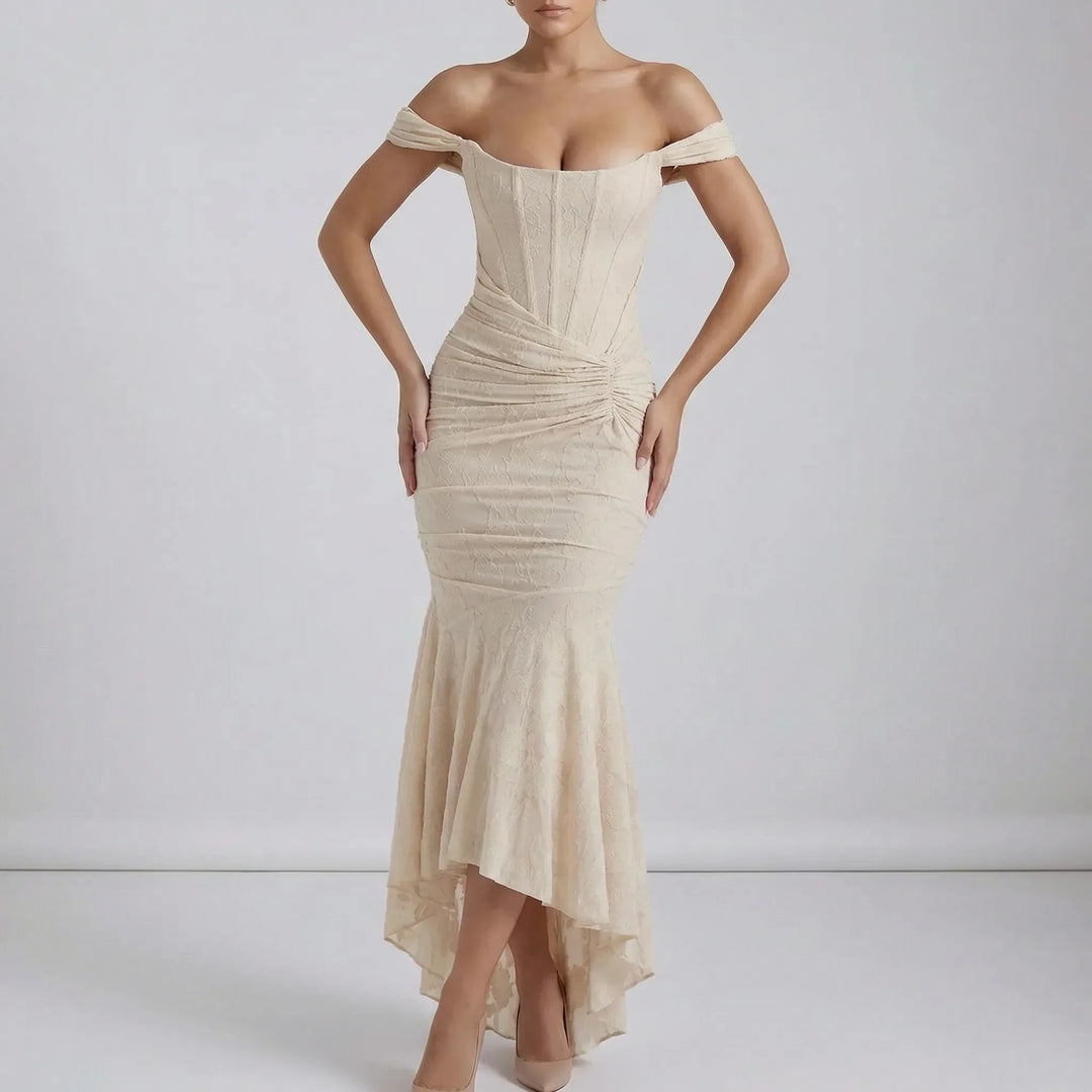 Golvlång elegant off-shoulder damklänning med rynkad design, en vacker aftonklänning för fest.