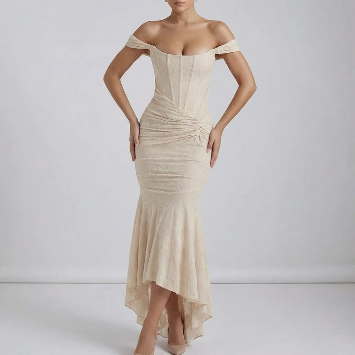 Golvlång elegant off-shoulder damklänning med rynkad design, en vacker aftonklänning för fest.