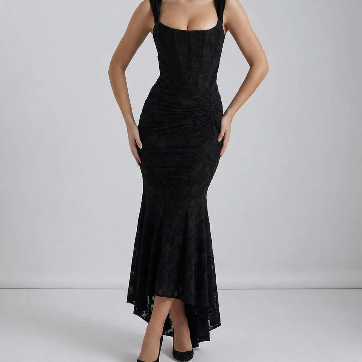 Vacker rynkad off-shoulder klänning, elegant och golvlång. Perfekt som balklänning eller bröllopsgästklänning.