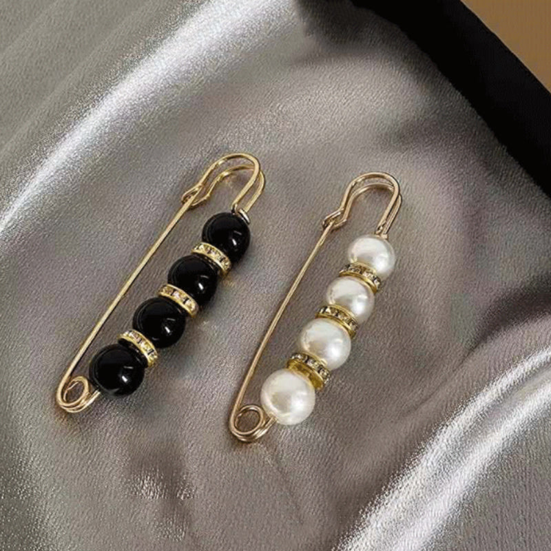 "Elegant säkerhetsnålsbrosch med vita pärlor och strass, perfekt för damkläder, i svart och vitt för stil och matchning."