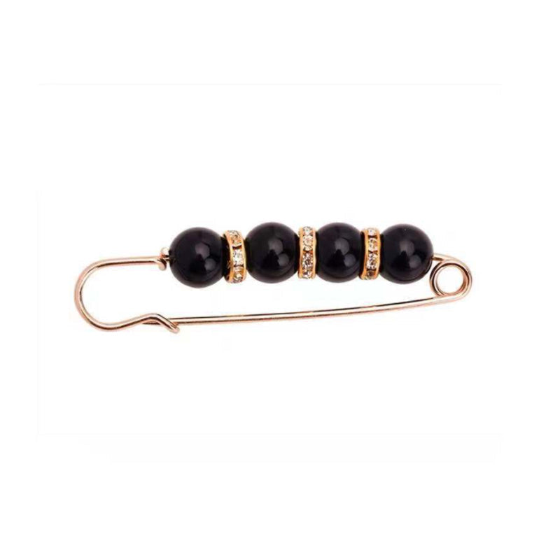 "Elegant säkerhetsnålsbrosch med vita pärlor och strass, perfekt för damkläder, i svart och vitt för stil och matchning."