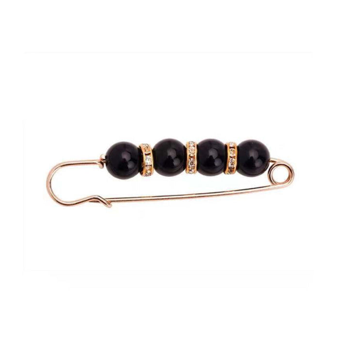 "Elegant säkerhetsnålsbrosch med vita pärlor och strass, perfekt för damkläder, i svart och vitt för stil och matchning."