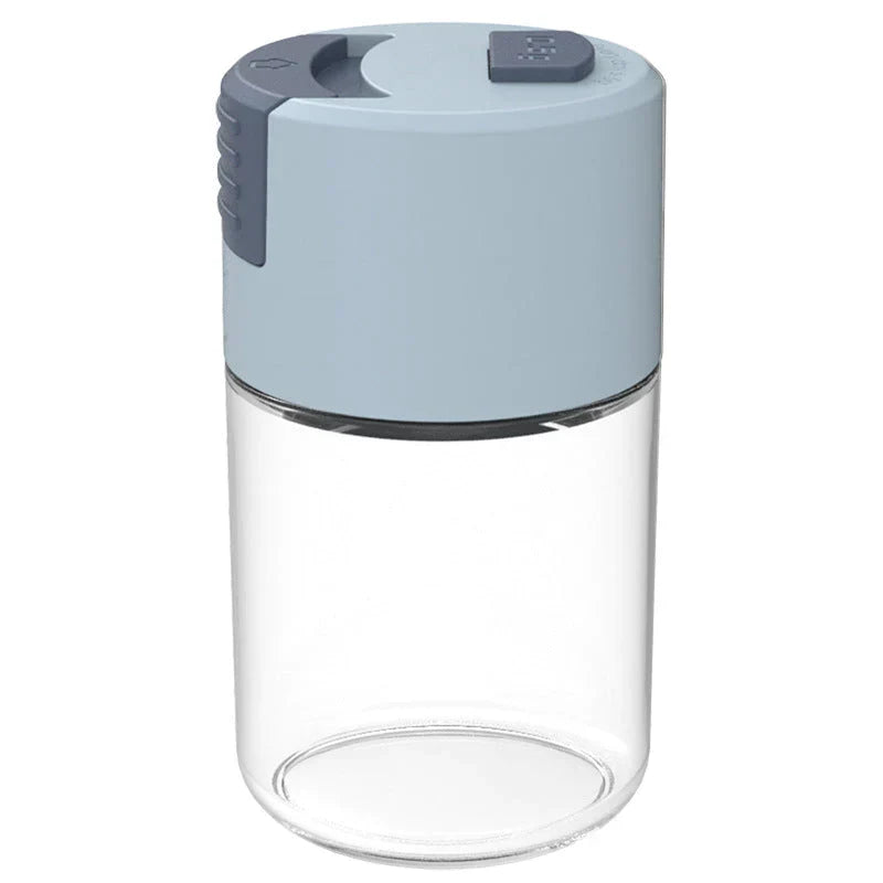 "Elegant saltkar i glas med mätfunktion, böjd form och modernt lock, perfekt för kryddförvaring i köket."