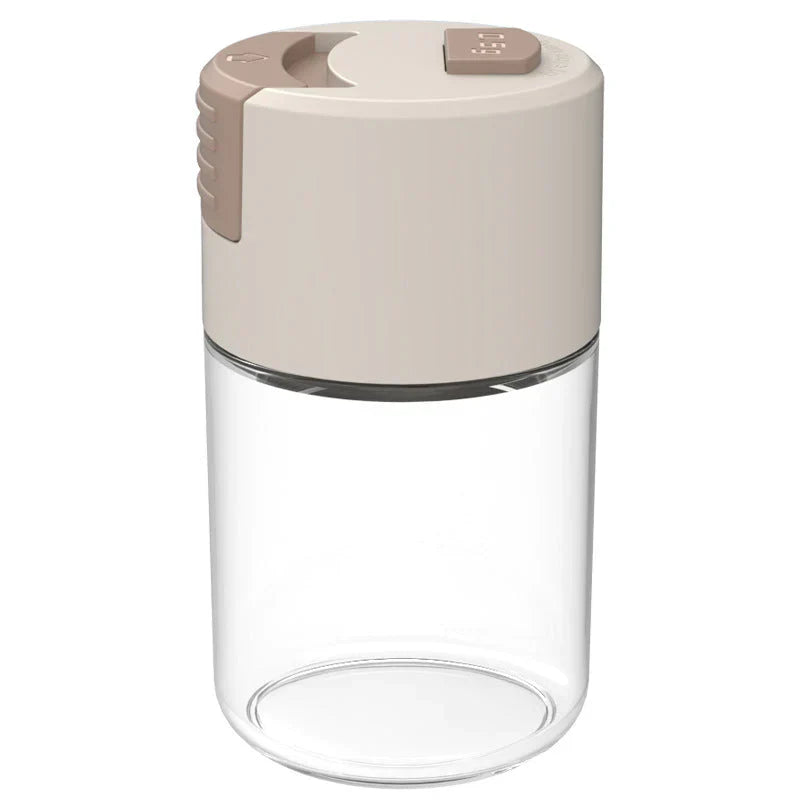 "Elegant saltkar i glas med mätfunktion, böjd form och modernt lock, perfekt för kryddförvaring i köket."