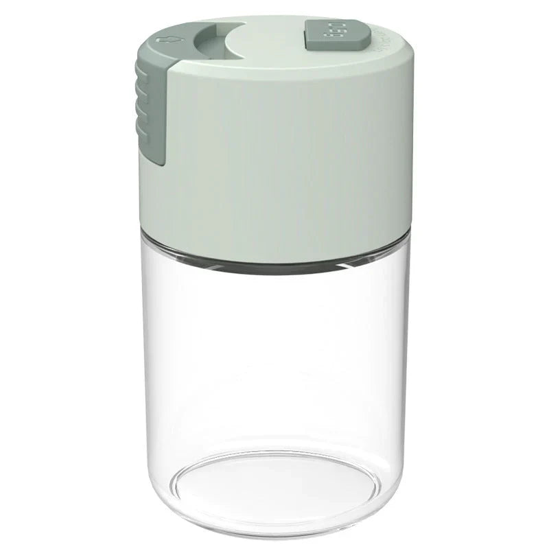 "Elegant saltkar i glas med mätfunktion, böjd form och modernt lock, perfekt för kryddförvaring i köket."