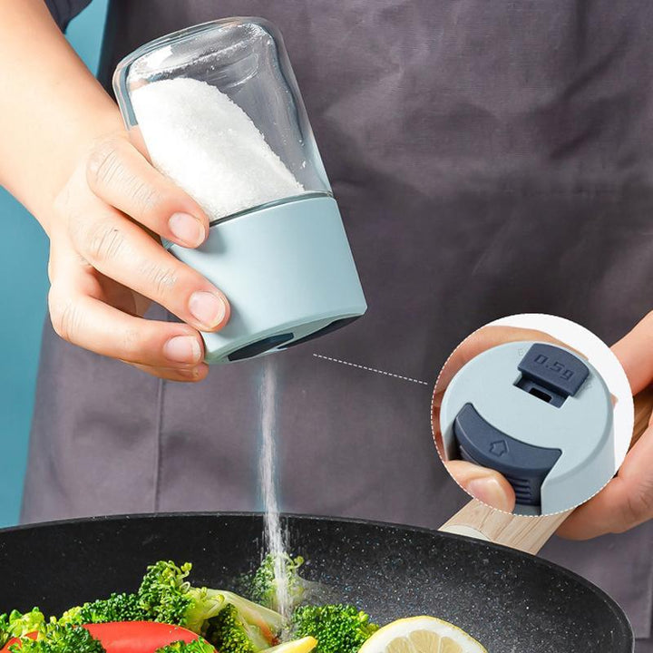 "Elegant saltkar i glas med mätfunktion, böjd form och modernt lock, perfekt för kryddförvaring i köket."