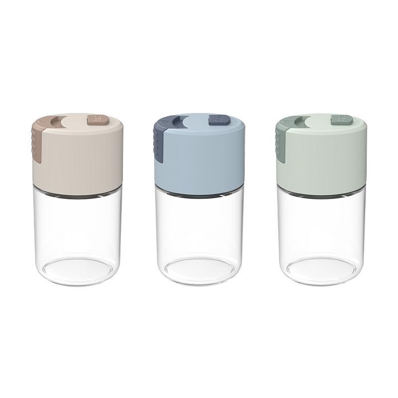 "Elegant saltkar i glas med mätfunktion, böjd form och modernt lock, perfekt för kryddförvaring i köket."