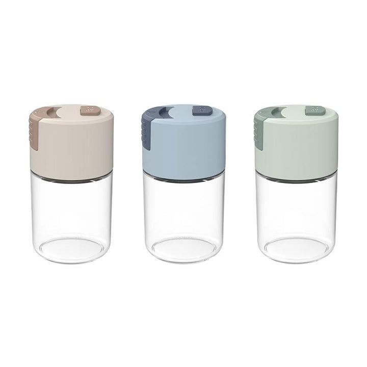 "Elegant saltkar i glas med mätfunktion, böjd form och modernt lock, perfekt för kryddförvaring i köket."
