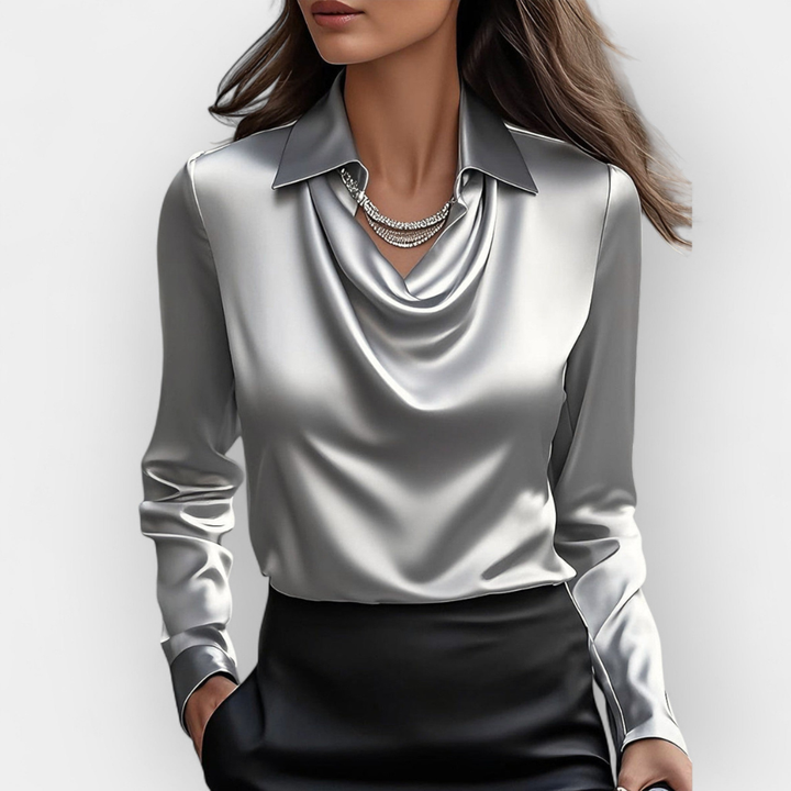 Elegant långärmad satinblus med distinkt vattenfallskrage. Perfekt som festtopp och stilren kontorsskjorta.