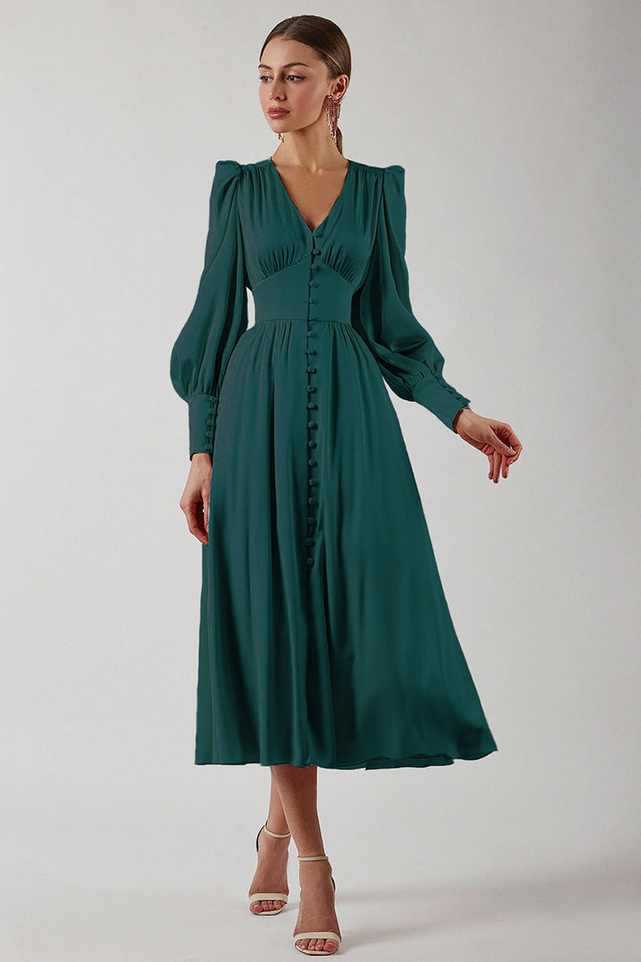 Närbild av tyget på en elegant satinklänning i polyester, visar glans och textur.