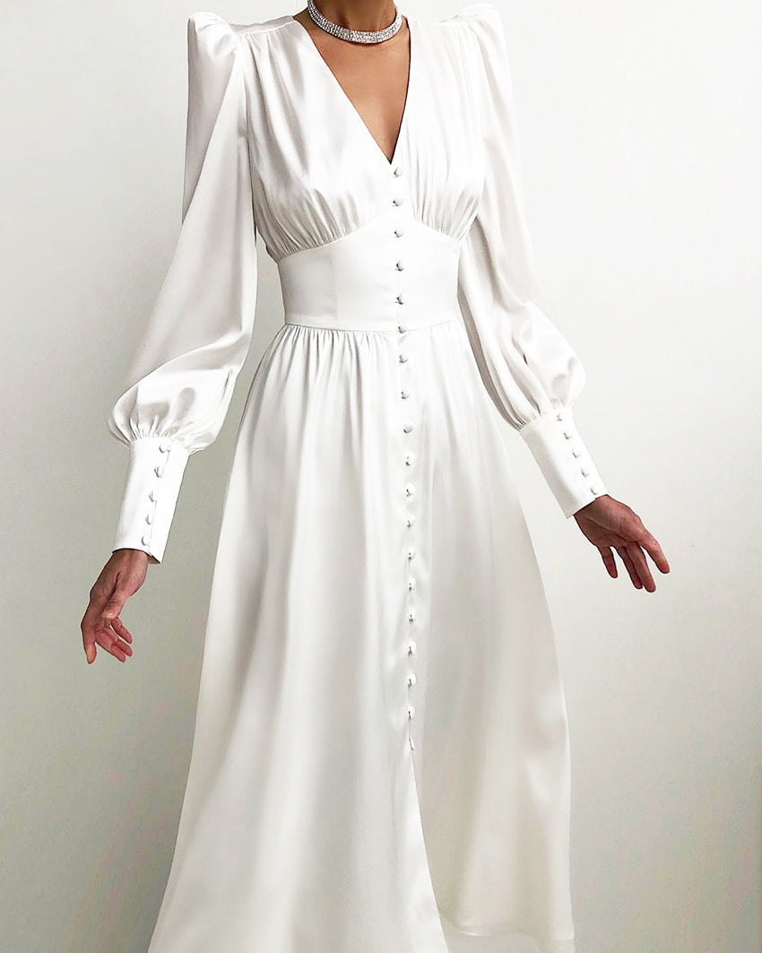Bekväm vardagsklänning i elegant satin, perfekt för en chic och avslappnad look.