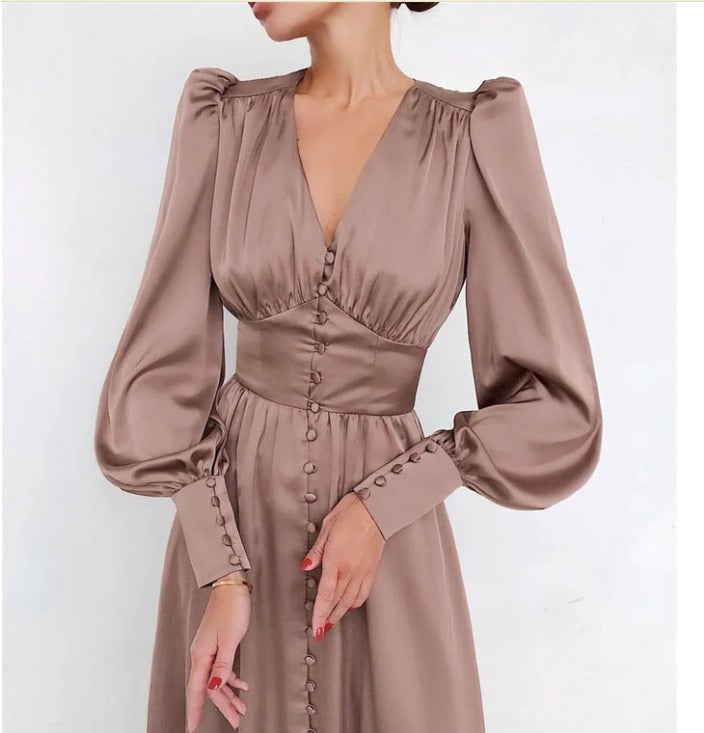 Kungsblå elegant satinklänning för dam, en mångsidig fest- och vardagsoutfit i satin.