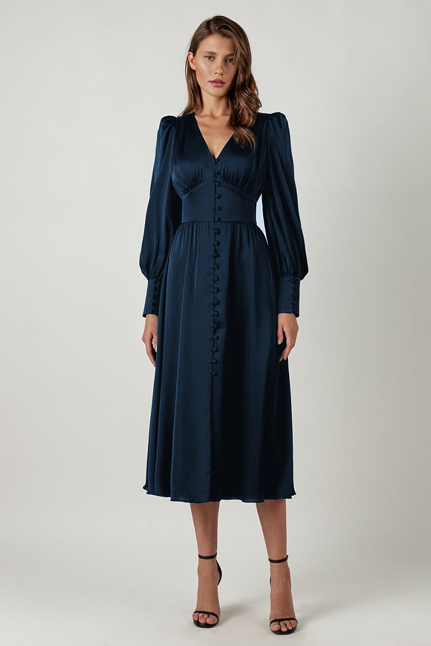 Mångsidig damklänning i elegant satin, lämplig som både fest- och vardagsklänning.