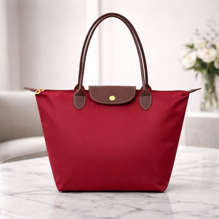 Tålig botten på den stilrena shopper väskan i konstläder med skyddande fötter. Elegant handväska.