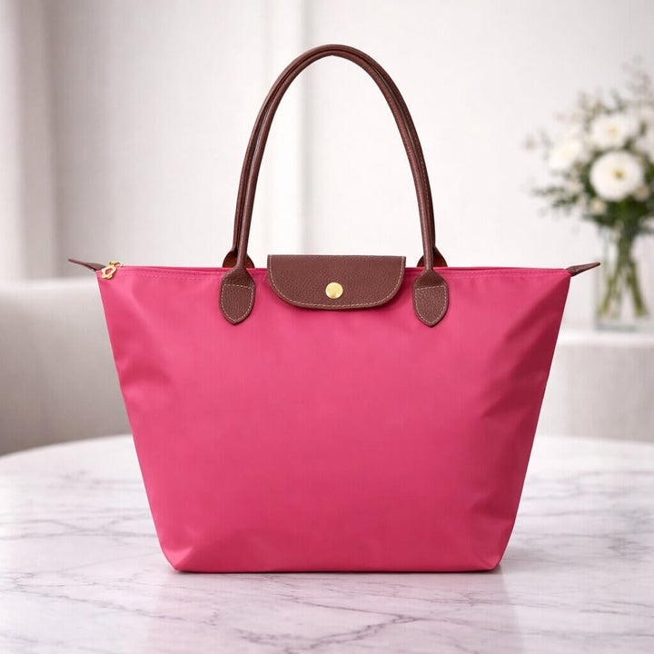 Elegant shopper väska i konstläder som kompletterar en stilren outfit. En modern modeaccessoar.
