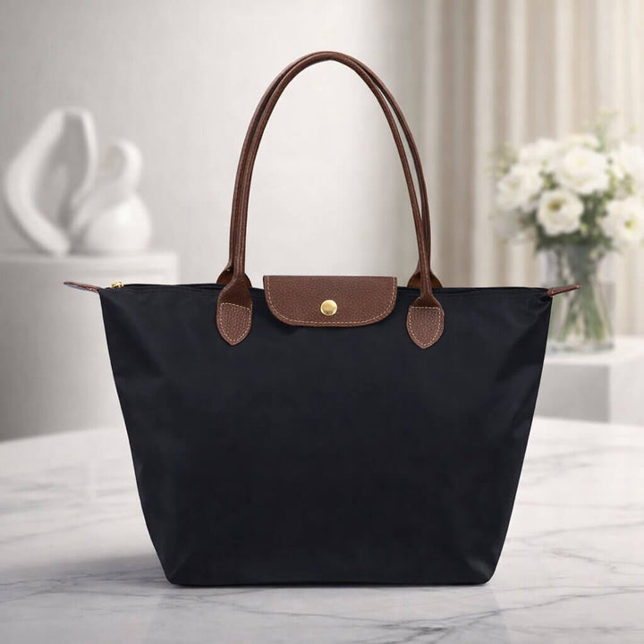 Baksida av elegant shopper väska med en praktisk ficka. En stilren och funktionell damväska.