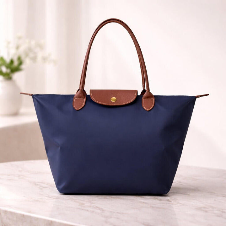 Säker dragkedja på elegant shopper väska i konstläder, håller dina tillhörigheter trygga.