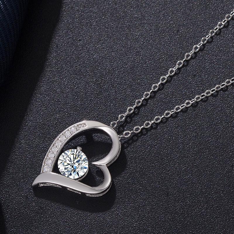 "Elegant silver hjärta halsband för damer med glittrande zirkon samt tidlös design, perfekt som romantisk gåva."