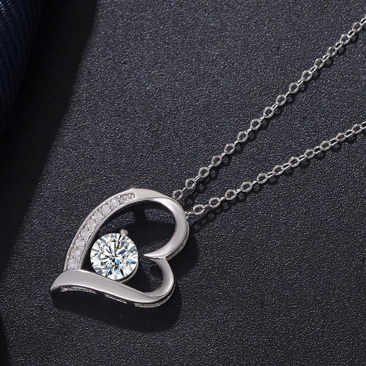 "Elegant silver hjärta halsband för damer med glittrande zirkon samt tidlös design, perfekt som romantisk gåva."